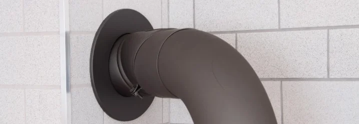 Ofenrohr an weißer Wand